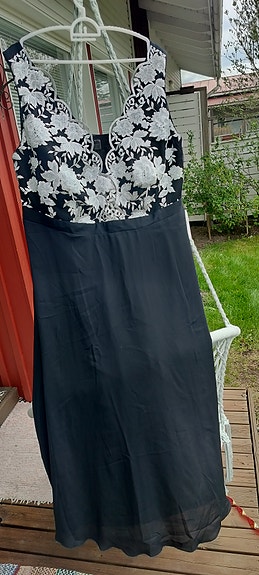 Musta pitkä mekko