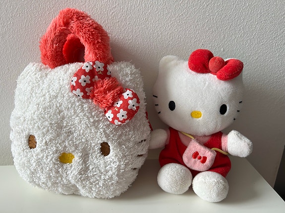Hello Kitty pehmolelu ja pehmolaukku