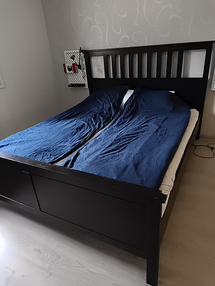 Annetaan IKEA sänky runko musta