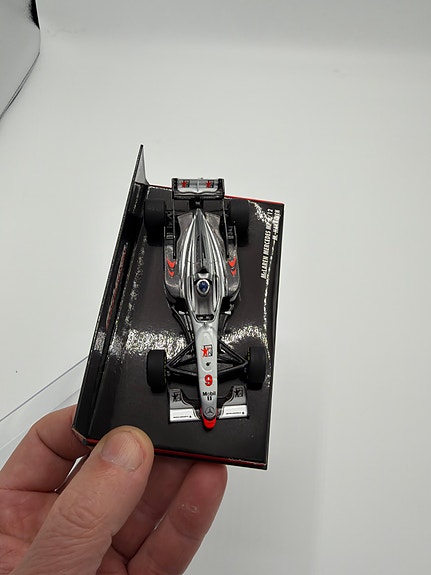 McLaren Mercedes MP4/12 M. Häkkinen pienoismalli