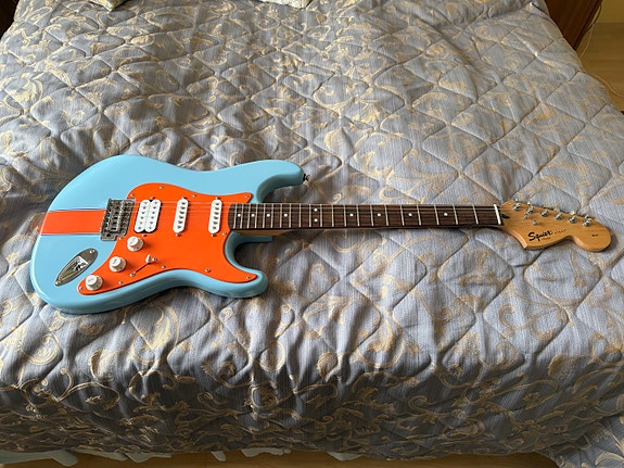Squier Fender Strat Gulfin väreissä.