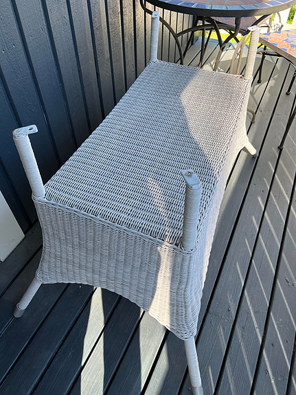 Kaksi Pöydän jalkaa