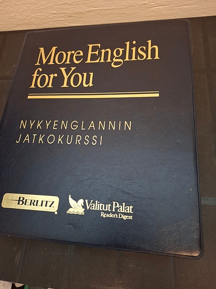 Englannin kielen oppikirja ja kasetteja