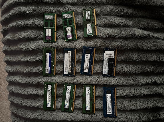 Sekalainen erä kannettavan RAM-muisteja DDR 3