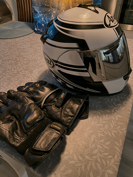 Arai Chaser kypärä+ajohanskat