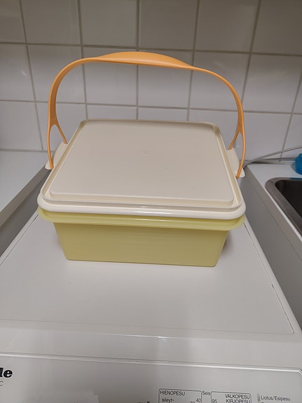 Tupperware kakkukupu