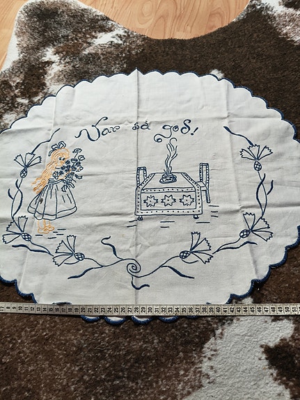 Vanha kirjailtu liina