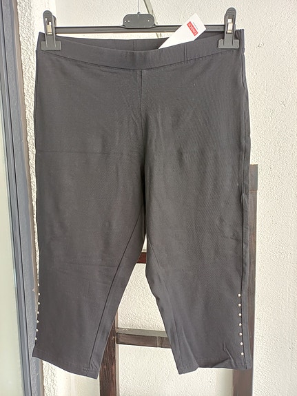 Uudet Capri-legginsit niiteillä L (XL)