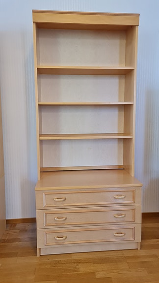 Vaalea hyllykkö, kirjahylly, seinähylly