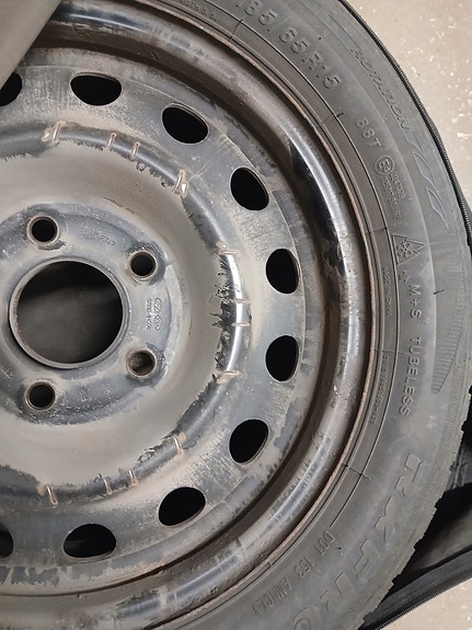 Nokian Nordman RX Frost nastarenkaat 185/65 R15 teräsvanteilla