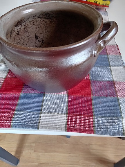Keraaminen kukkaruukku.