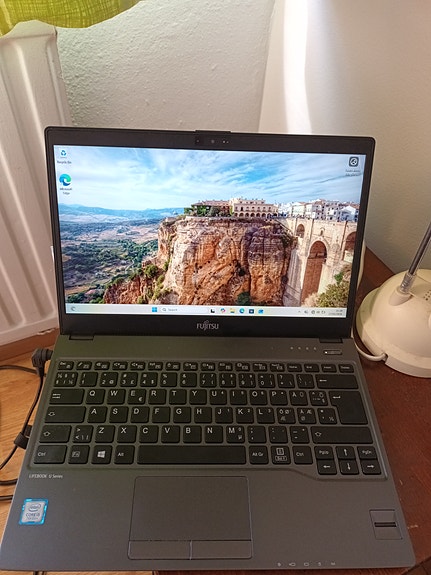 Fujitsu Lifebook U937 . Windows 11-pro.