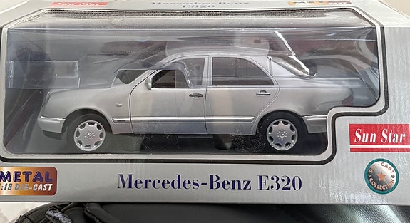 Mercedes-Benz E320 pienoismalli hopea