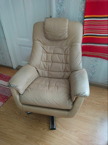 Beige nojatuoli keinonahkaa