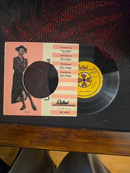 Vanhoja suomalaisia 45rpm EP-levyjä / Tapio Rautavaara / Henry Theel ym.