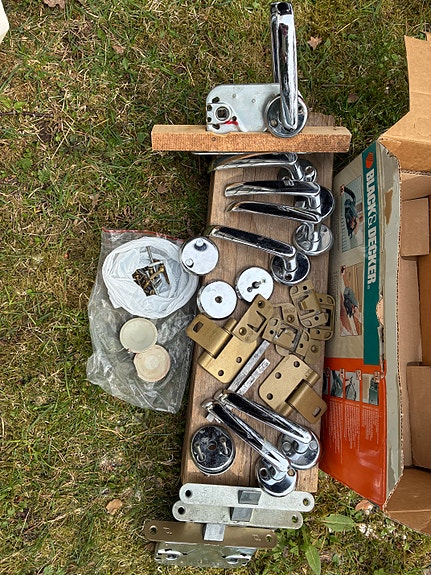 Setti oven kahvoja, lukkopesiä, saranoita