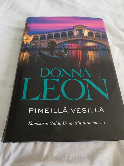 Donna Leon, Pimeillä vesillä