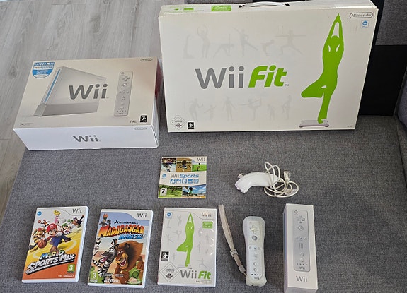 Nintendo Wii konsoli + tarvikkeet (uudenveroinen)