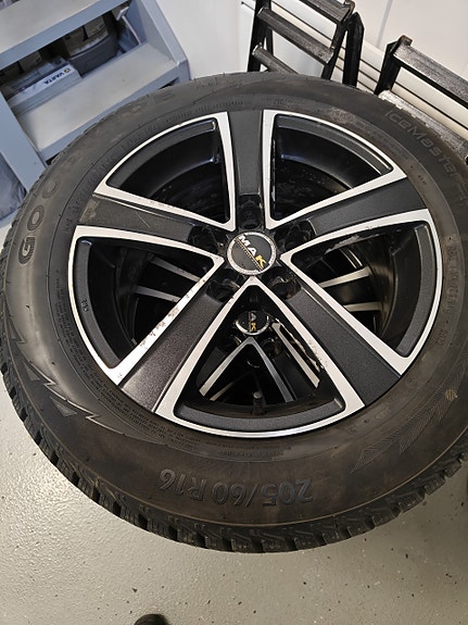 BMW 16" nastarenkaat aluvanteilla