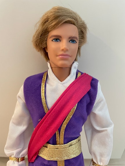 Barbie Ken -prinsessinukke juhlavaatteissa