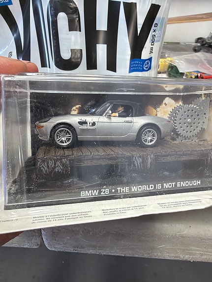 BMW Z8 The World Is Not Enough pienoismalli