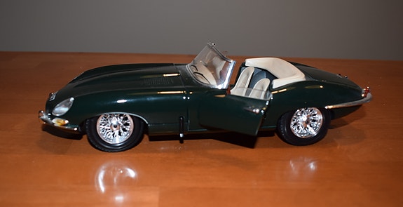 Jaguar E-Type avomallin pienoismalli vihreä 1/18