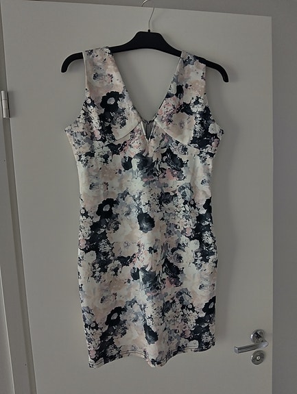 Mekko kukkaprintillä | Dress with a floral print