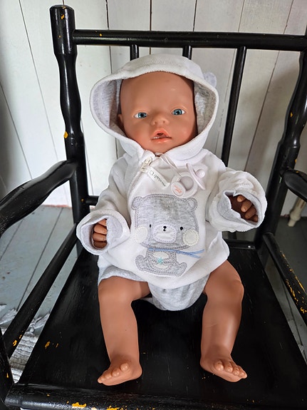 Baby Born nukke ja vaaleanpunainen potta