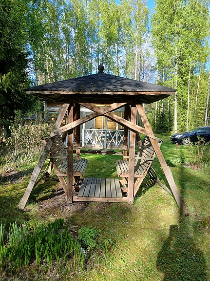 Vastakkain istuttava keinu katolla