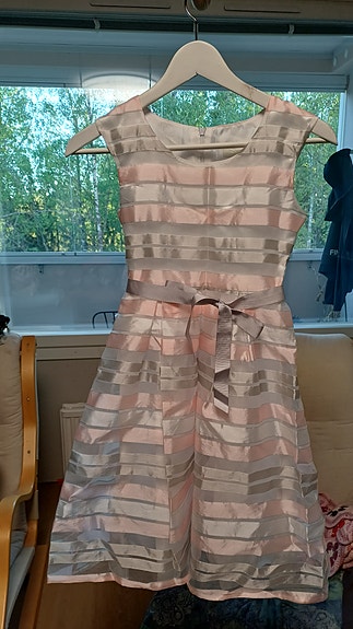 Vaalea juhlamekko, 152 cm