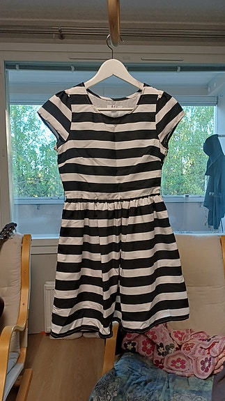 Musta-valkoraidallinen juhlamekko, 152 cm