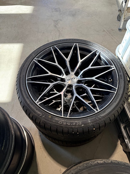 255/35 ZR19 ja 295/30 ZR19 Dotz Suzuka Dark Vanteet kesärenkailla.