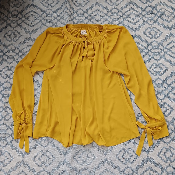 XS keltainen pusero