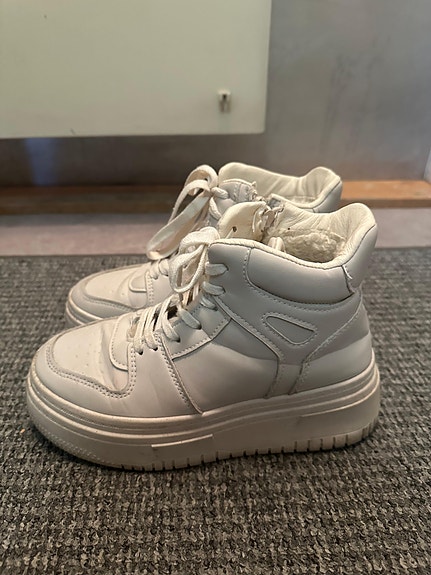 Valkoiset korkeat talvikengät, koko 37 (Fleece-vuorilla)