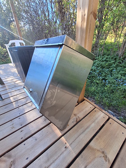Iso lukittava metallinen postilaatikko
