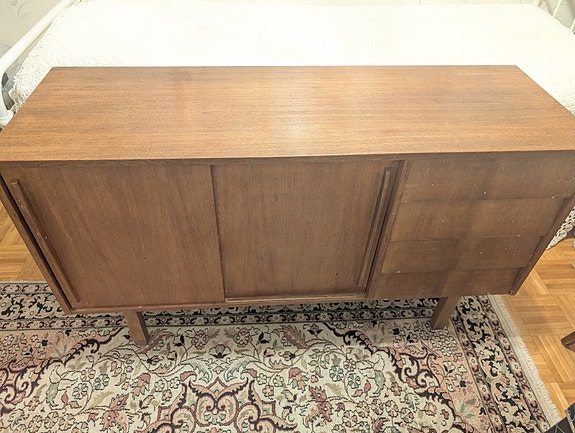 Teak lipasto