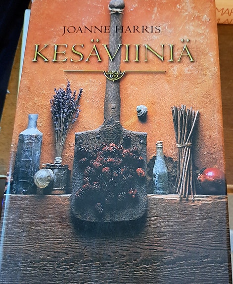 JOANNE HARRIS; Kesäviiniä  4e