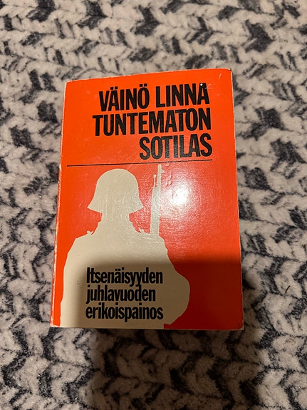 Väinö Linna Tuntematon sotilas kirja itsenäisyyden juhlavuoden erikoispainos