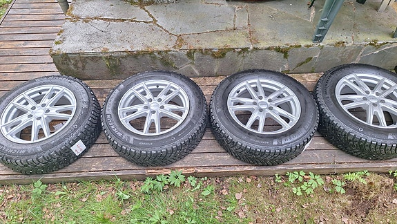 Michelin X-Ice North 4 nastarenkaat ja Dezent aluvanteet