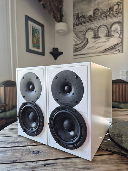 Penaaudio Rebel, valkoinen kauitinpari