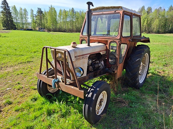 David Brown 885 traktori ohjaamolla