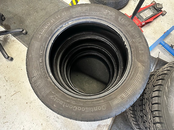 Kesärenkaat Continental 215/60r17 asennettuna