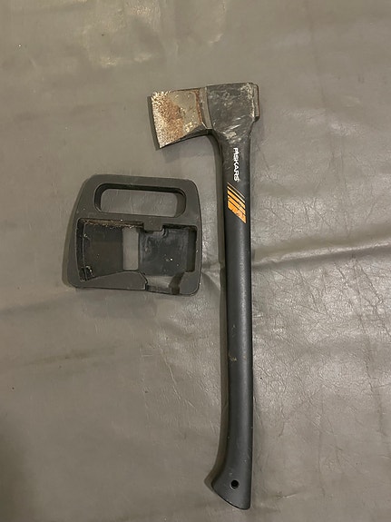Fiskars kirves suojakotelolla