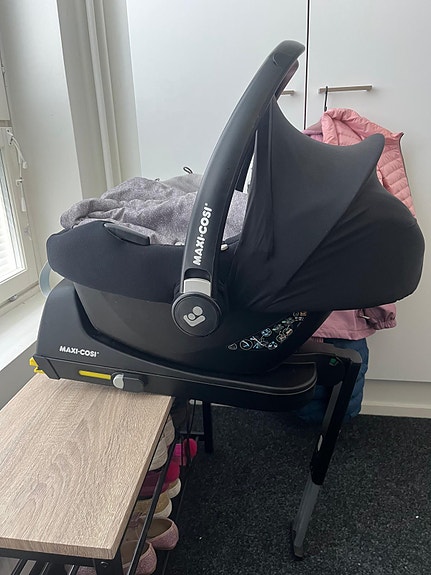 Maxi-Cosi Cabriofix i-Size turvakaukalo ja telakka