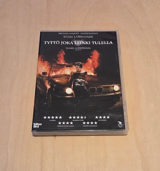 Tyttö joka leikki tulella