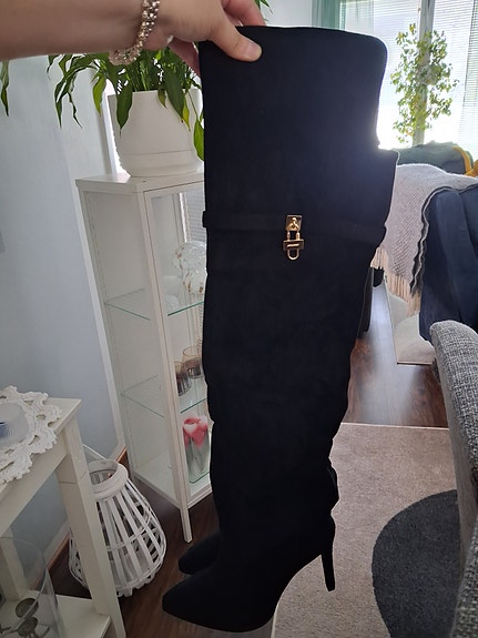 Mustat korkokengillä varustetut saappaat koko 39