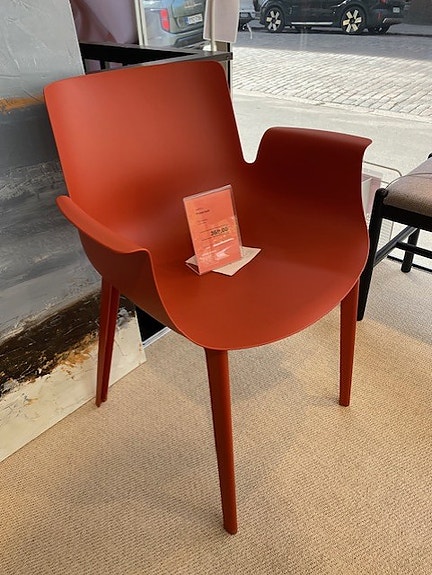Kartell Piuma-tuoli (ovh. 526eur)