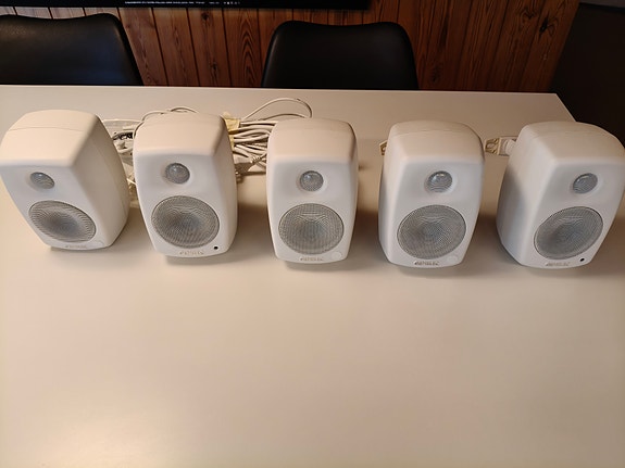 Genelec 5040A Subwoofer ja 5 kpl Genelec 6010A kaiuttimia, valkoinen