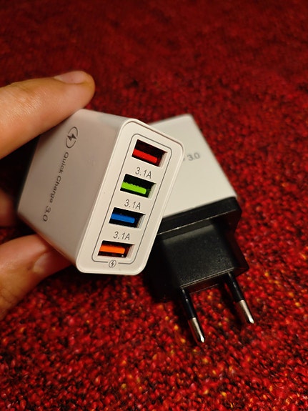 UUSI Laturi 4x USB Portit