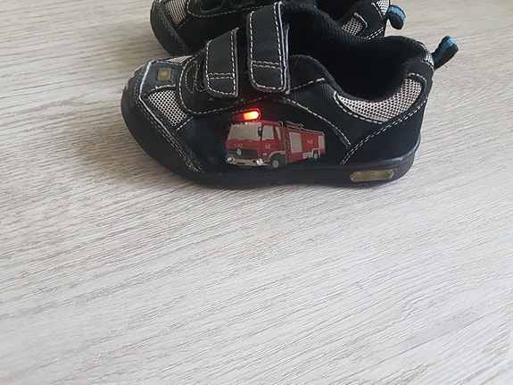 Poikien tarralenkkarit koko 25 paloautoaiheella
